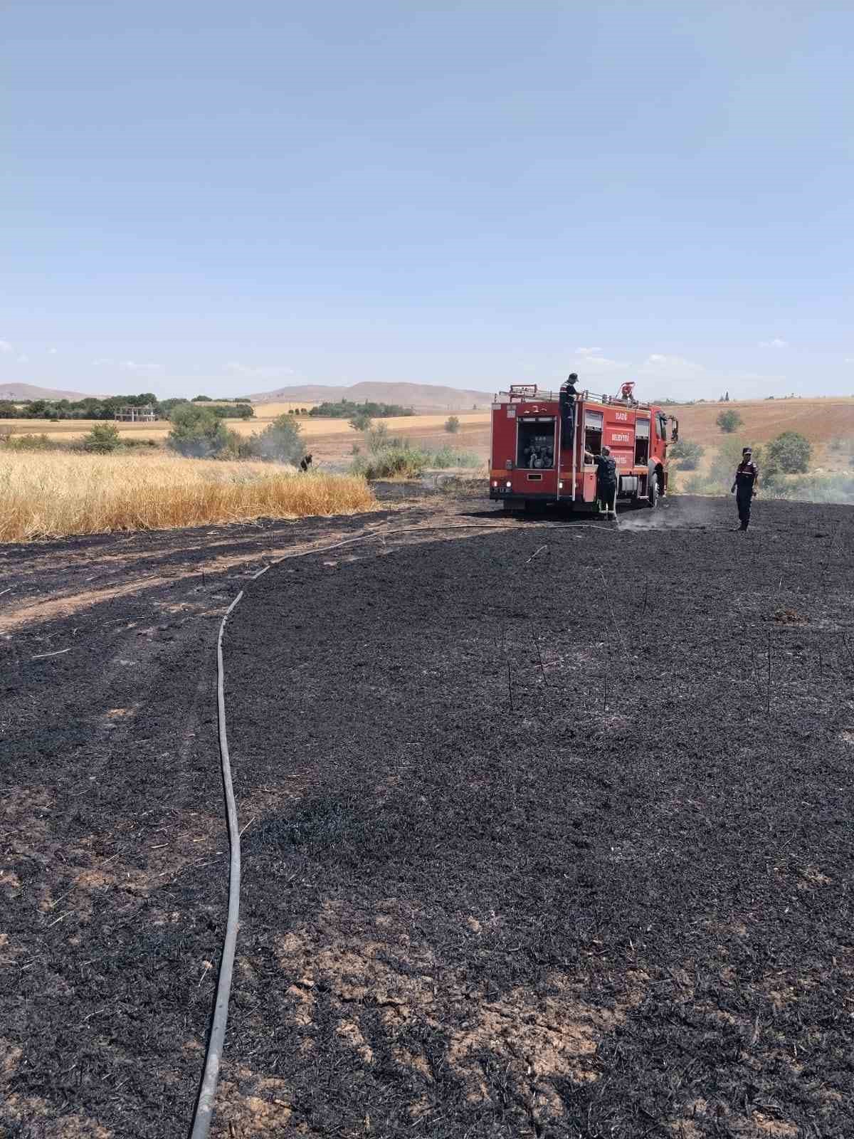 Elazığ’da arazi yangını ekiplerin müdahalesi sürüyor
