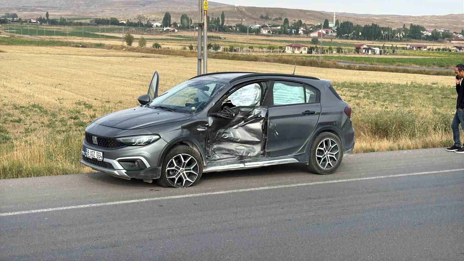 Otomobiller kavşakta çarpıştı: 4 kişi yaralandı