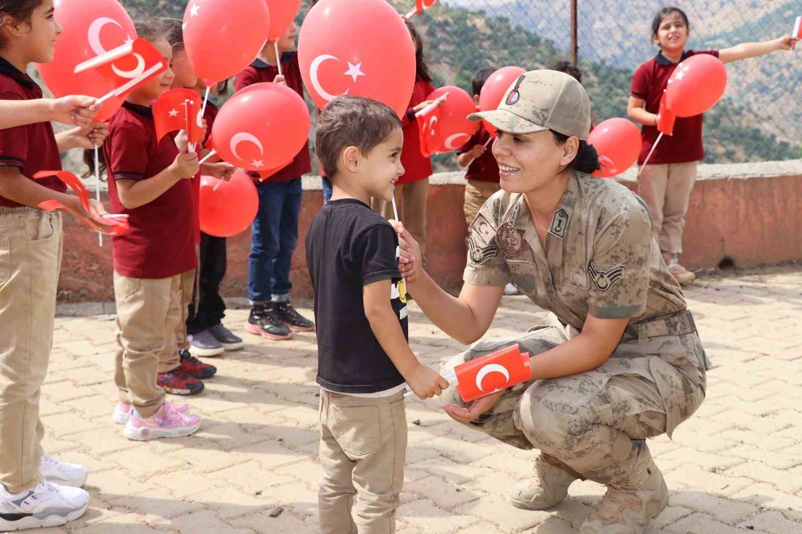 Jandarma ekiplerinden Sason’da öğrencilere anlamlı ziyaret