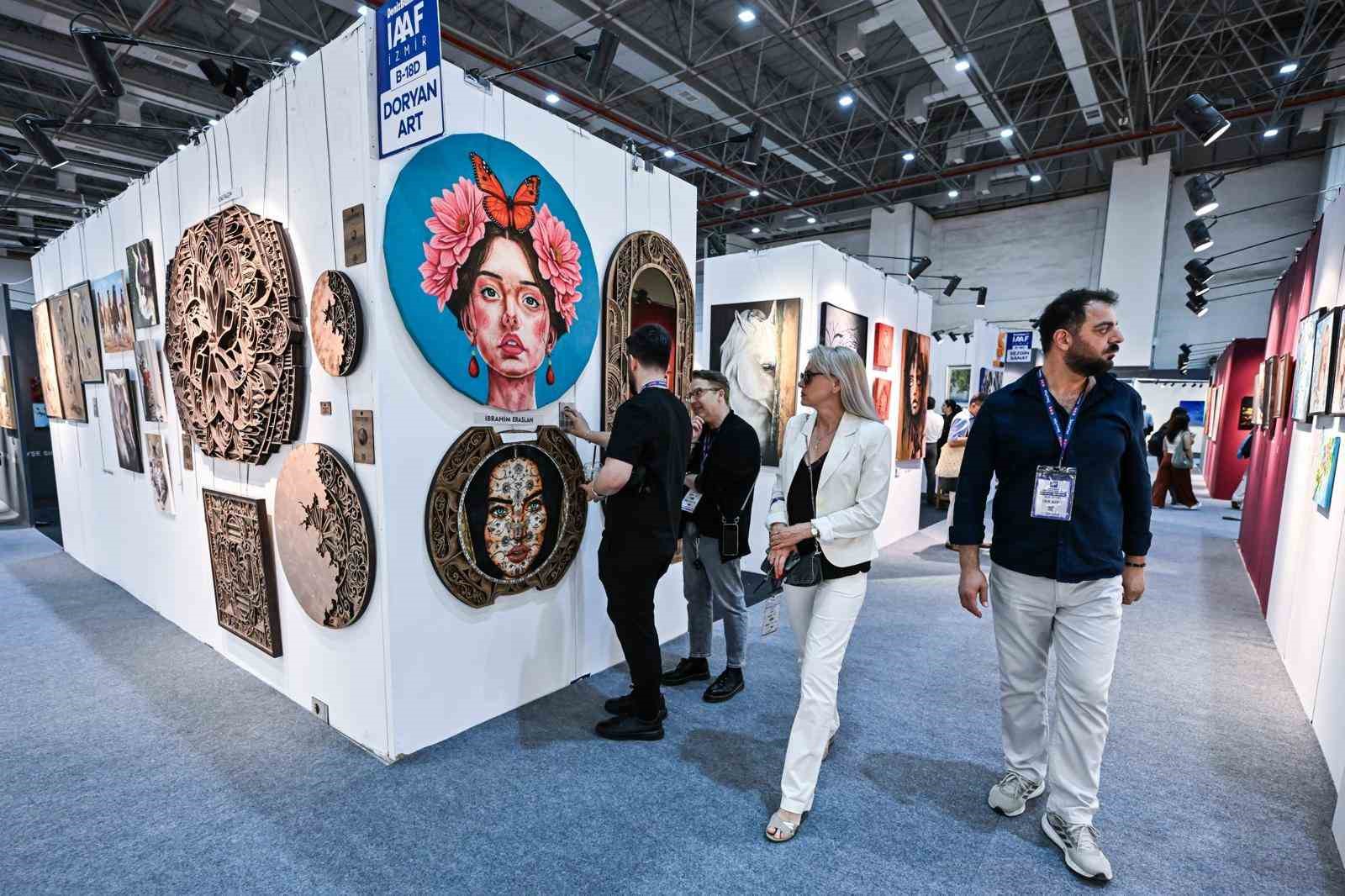 İzmir’de sanat buluşması başladı: 120 galeri, bin 600 sanatçı aynı çatı altında