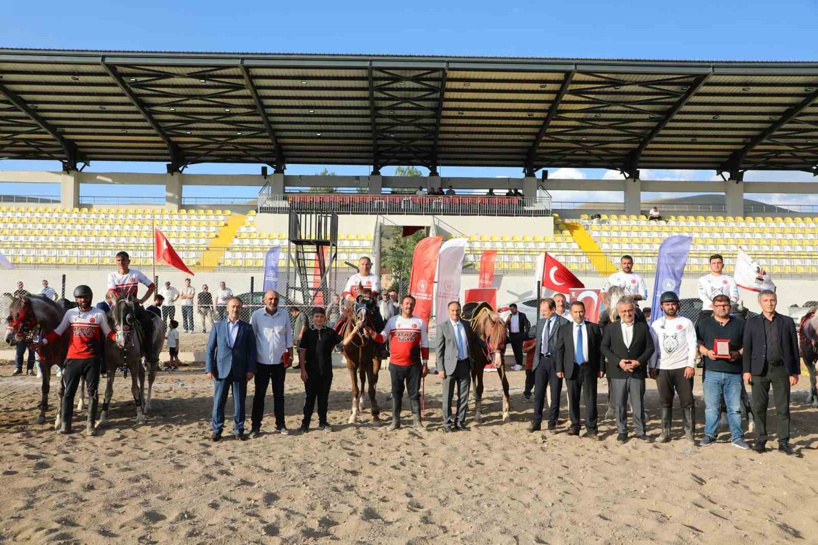 Bayburt&rsquo;ta cirit&ccedil;iler 15 Temmuz i&ccedil;in sahaya &ccedil;ıktı