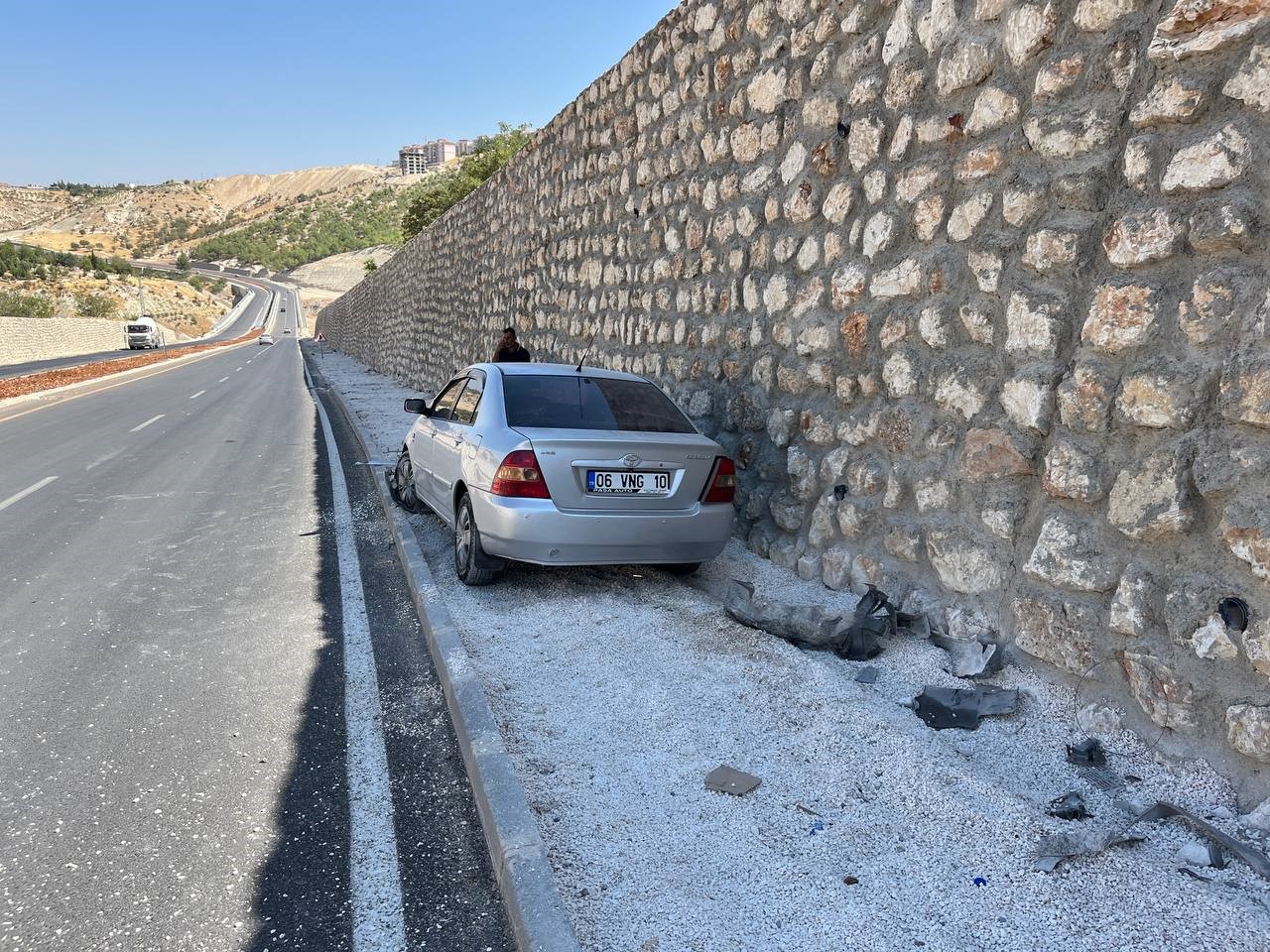 Otomobil istinat duvarına çarptı: 1 yaralı