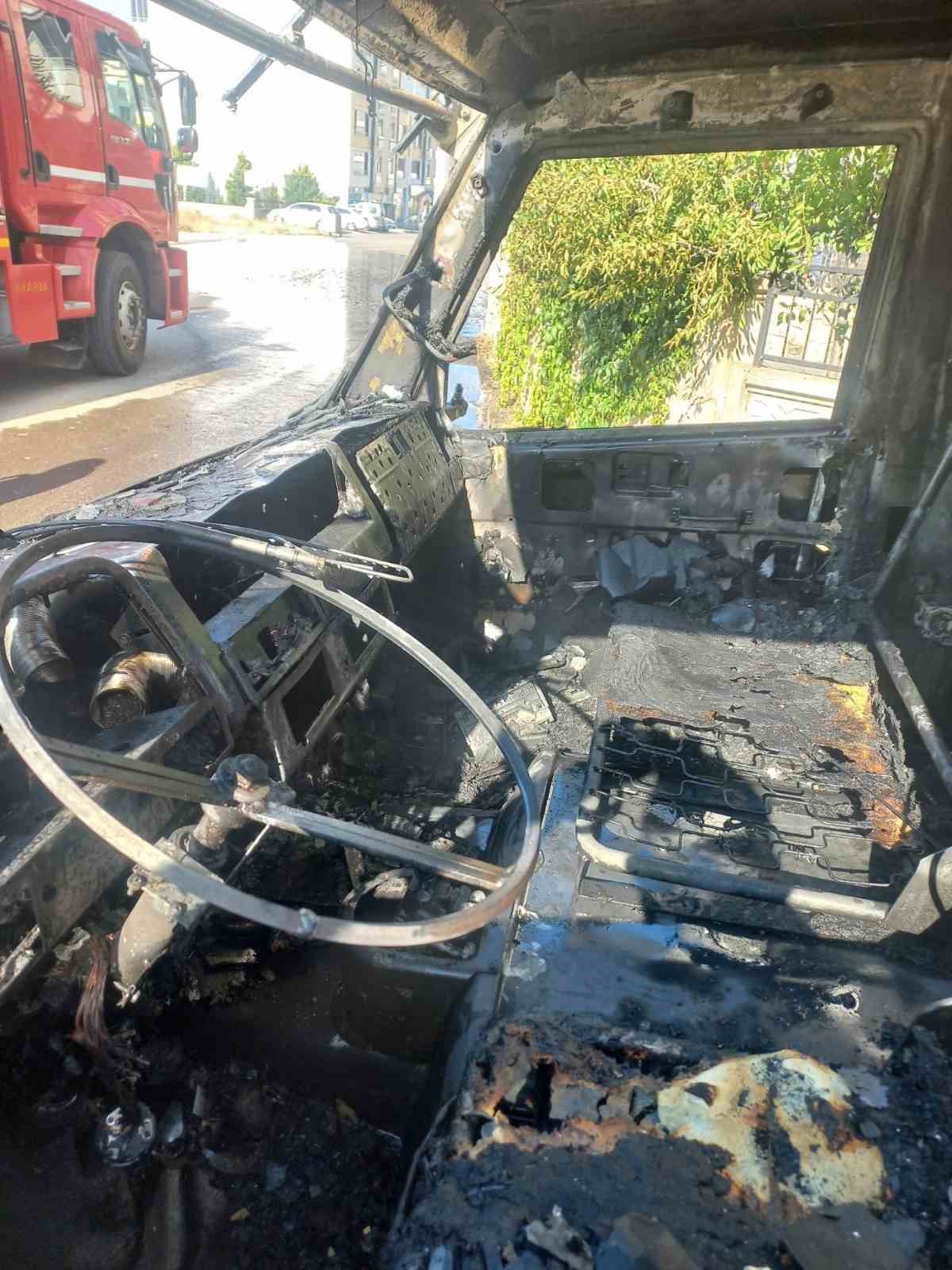 Elazığ’da pikap alev topuna döndü