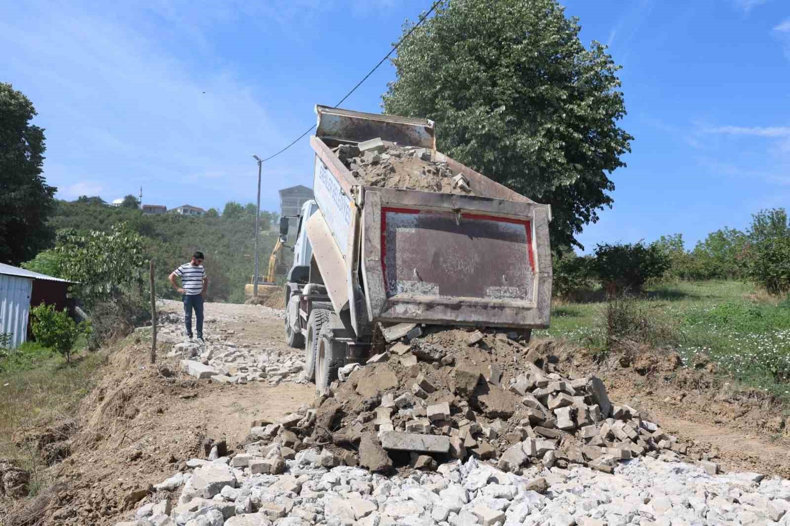 Erenler&rsquo;de kırsal mahallelerde &uuml;styapı ve yol &ccedil;alışmaları s&uuml;r&uuml;yor