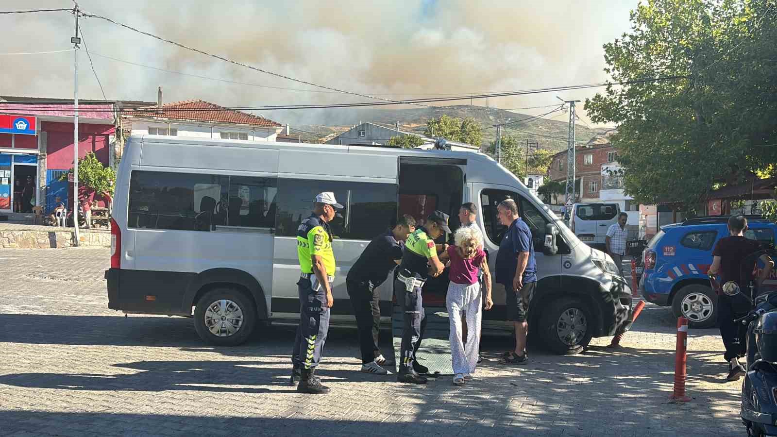 Çanakkale’deki orman yangınında yaşlı bakım merkezi tahliye edildi