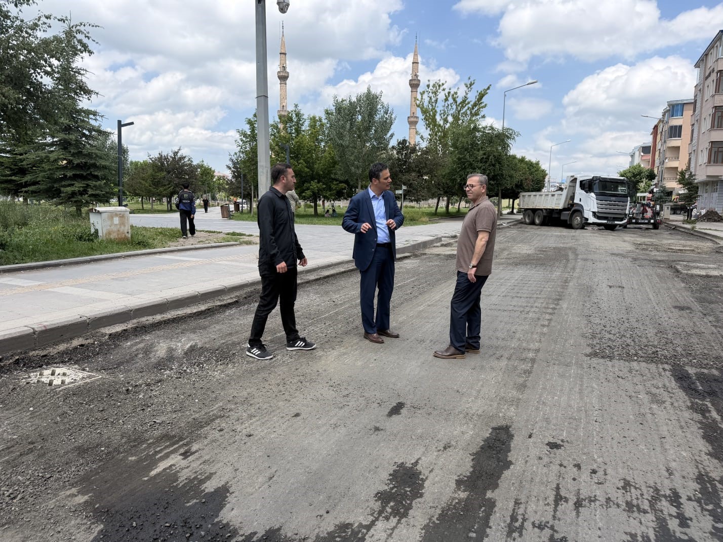 Vali Ziya Polat, Cumhuriyet Caddesi&rsquo;ndeki yol &ccedil;alışmalarını yerinde inceledi