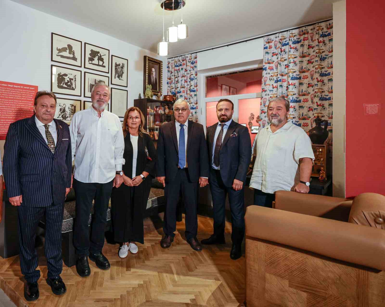 Rusya Büyükelçisi Vershinin, Nâzım Hikmet sergisini gezdi