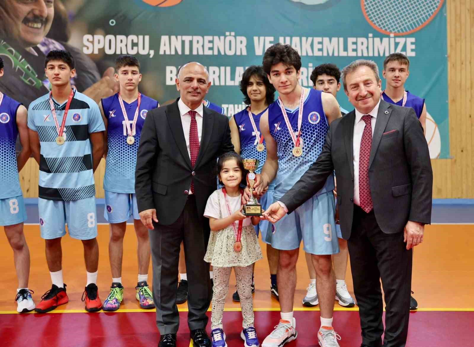 Körfez’de liseler arası voleybol turnuvasının şampiyonları kupalarını aldı