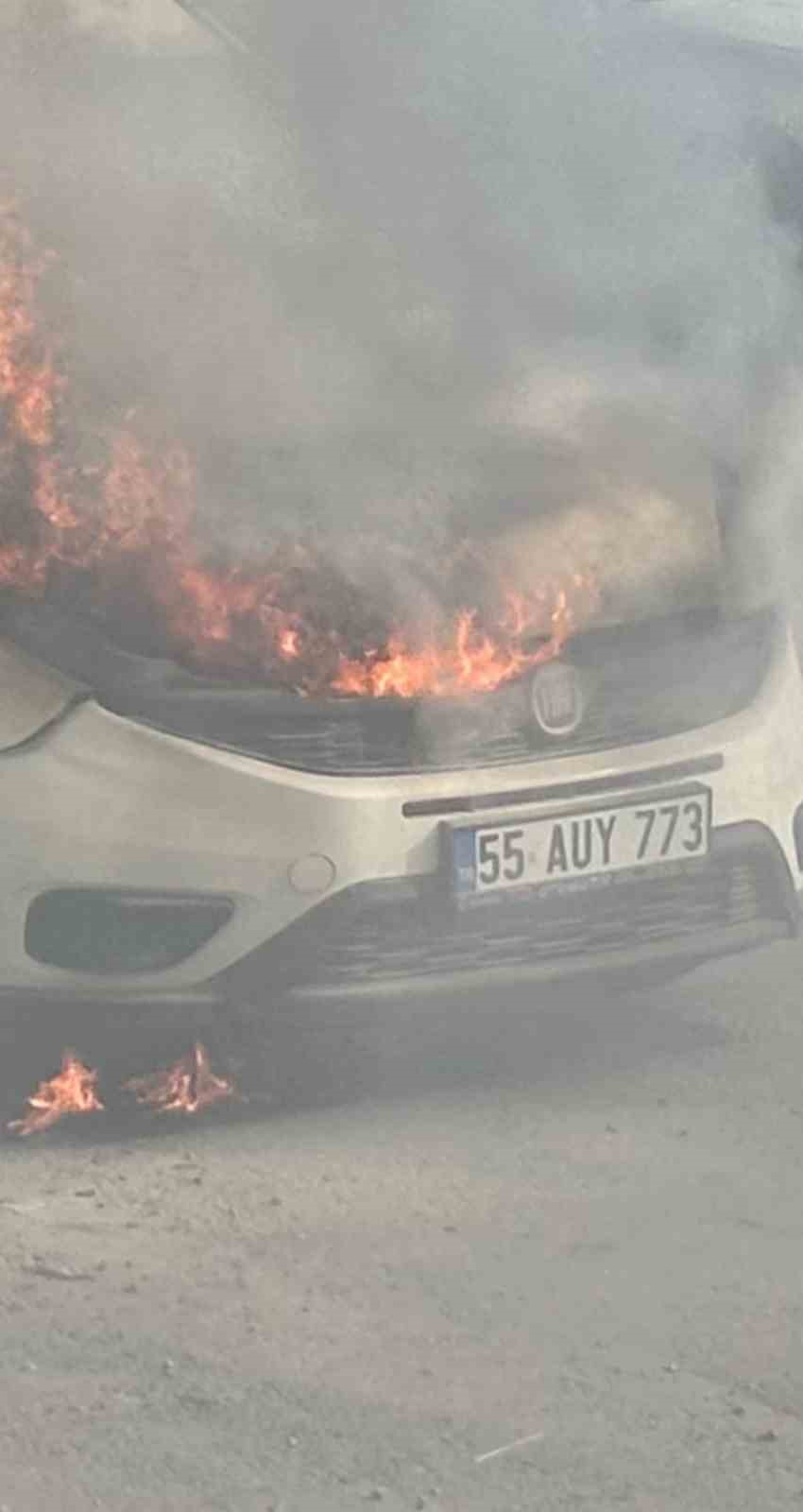 Vatandaşlar kovalarla su taşıdı, araç yanmaktan kurtuldu