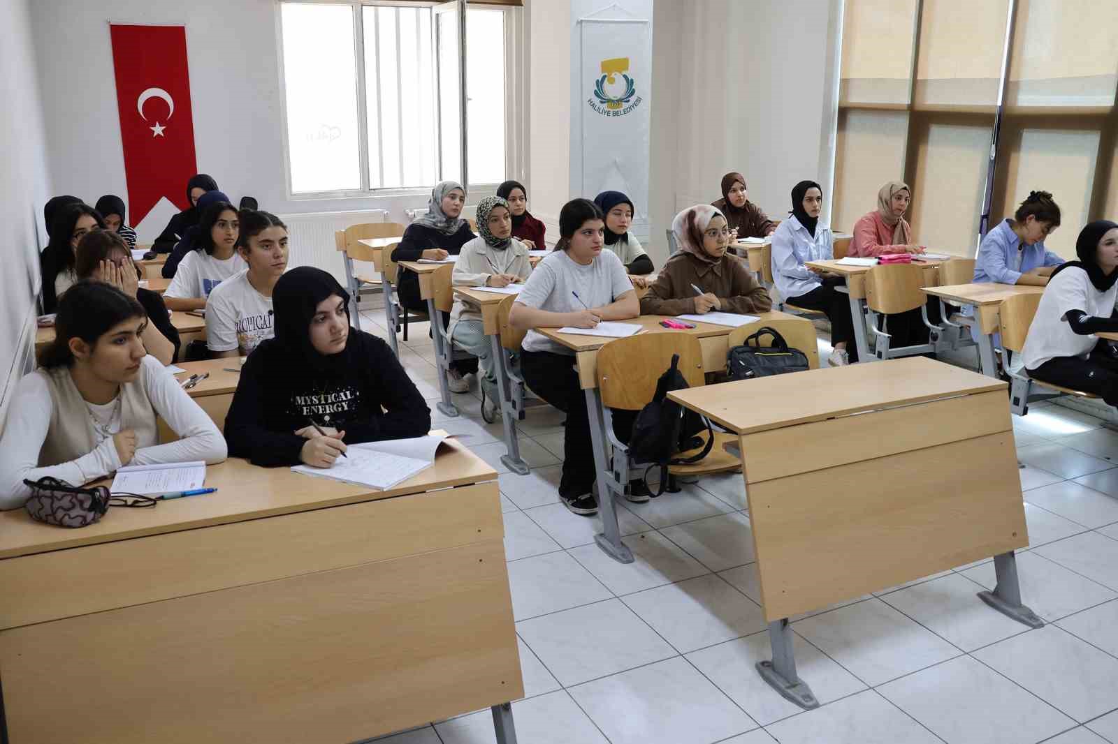 Haliliye&rsquo;de &uuml;niversite adaylarına &uuml;cretsiz yaz kursu