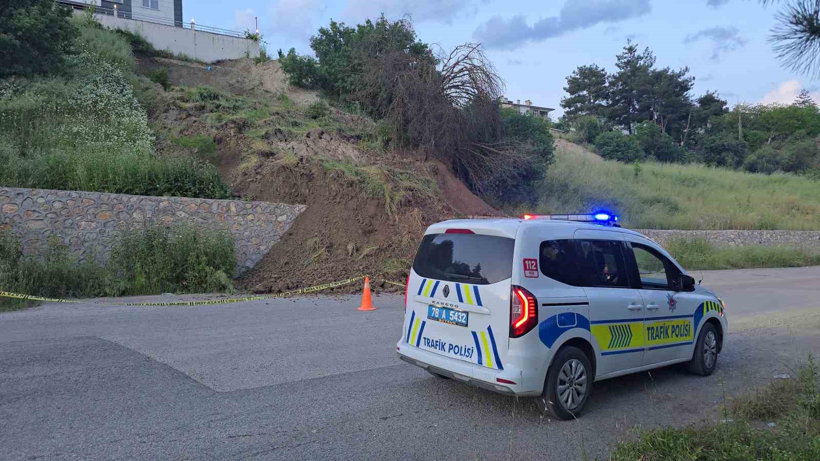 Karabük’te heyelan tehlikesi: Toprak kütlesi yola indi