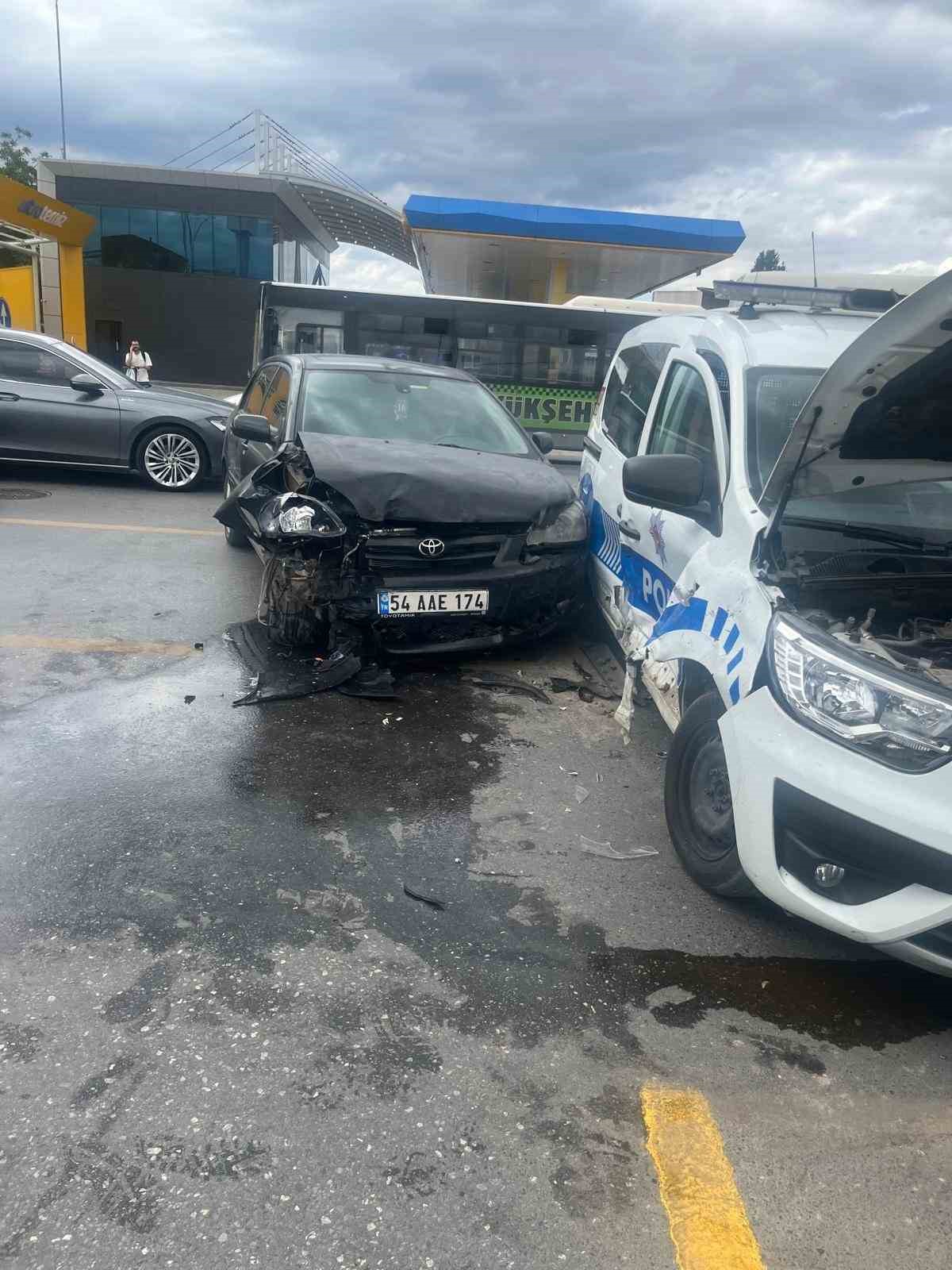 Sakarya’da polis aracı ile otomobil çarpıştı: 2’si polis, 5 yaralı