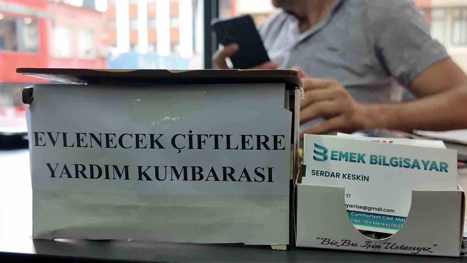 Rize’de esnaftan yeni evlenecek çiftlere "Kumbara" desteği