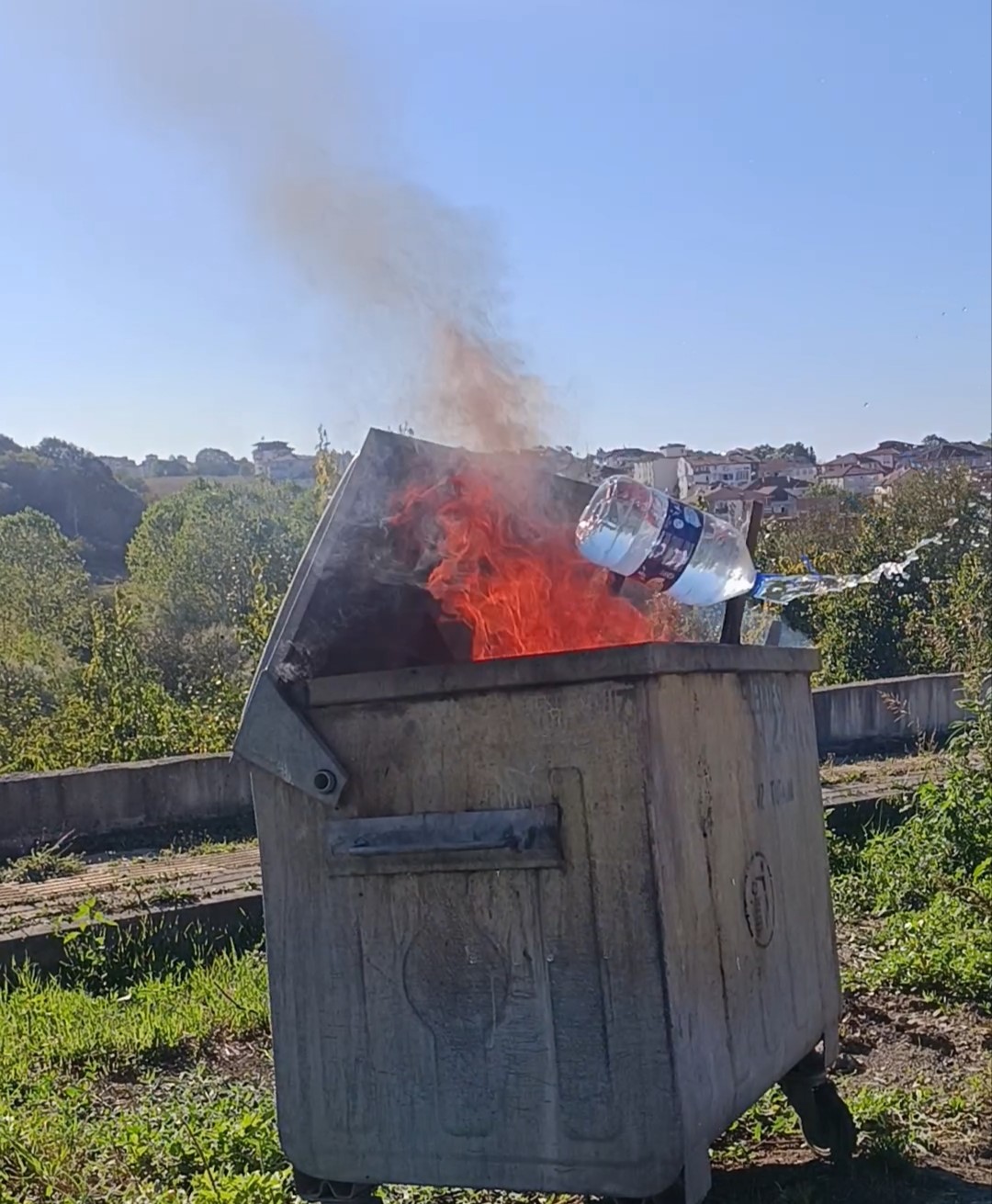 Çöp konteynerinde çıkan yangını mahalleli söndürdü