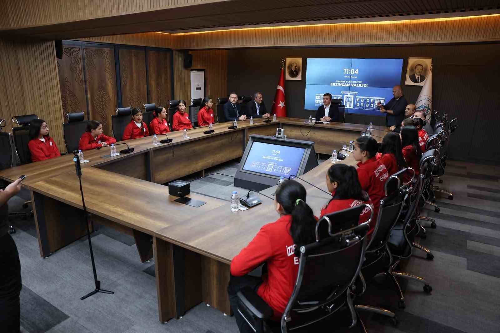 Vali Aydoğdu, T&uuml;rkiye Şampiyonası&rsquo;na hazırlanan futsal takımını ağırladı