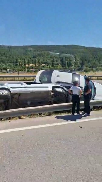 Orta ref&uuml;je saplanan iki ara&ccedil; bariyerlerin arasında sıkıştı