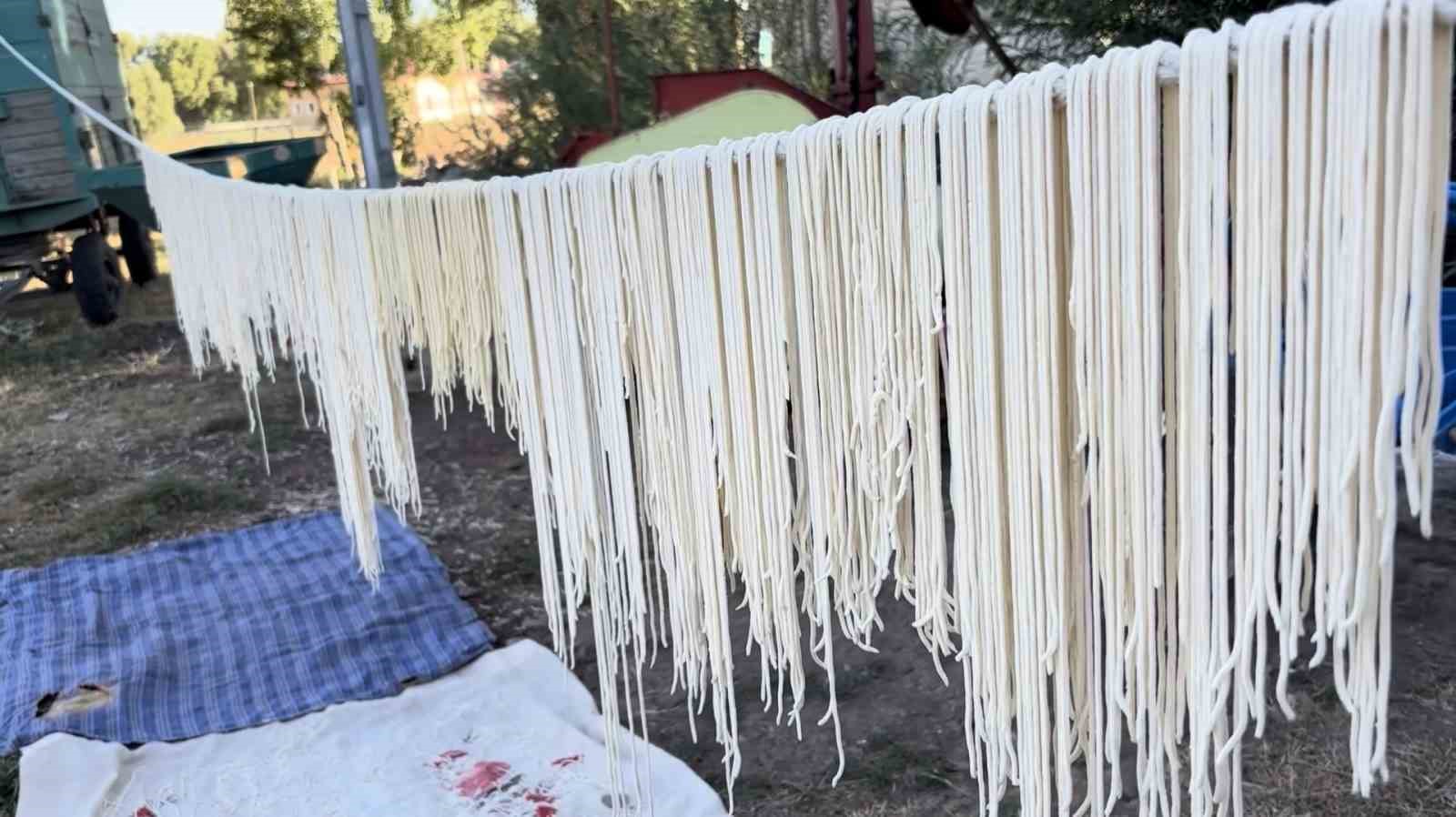 Tel tel ipe dizilen erişteler kış sofraları için hazırlanıyor