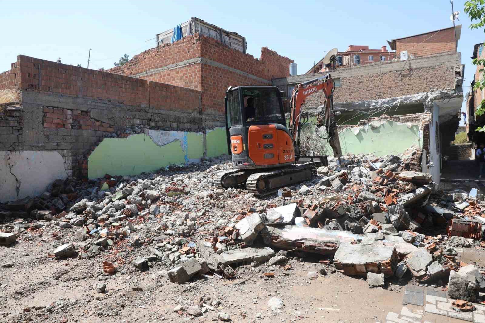 Bağlar’da 1 ayda 32 metruk yapı yıkıldı