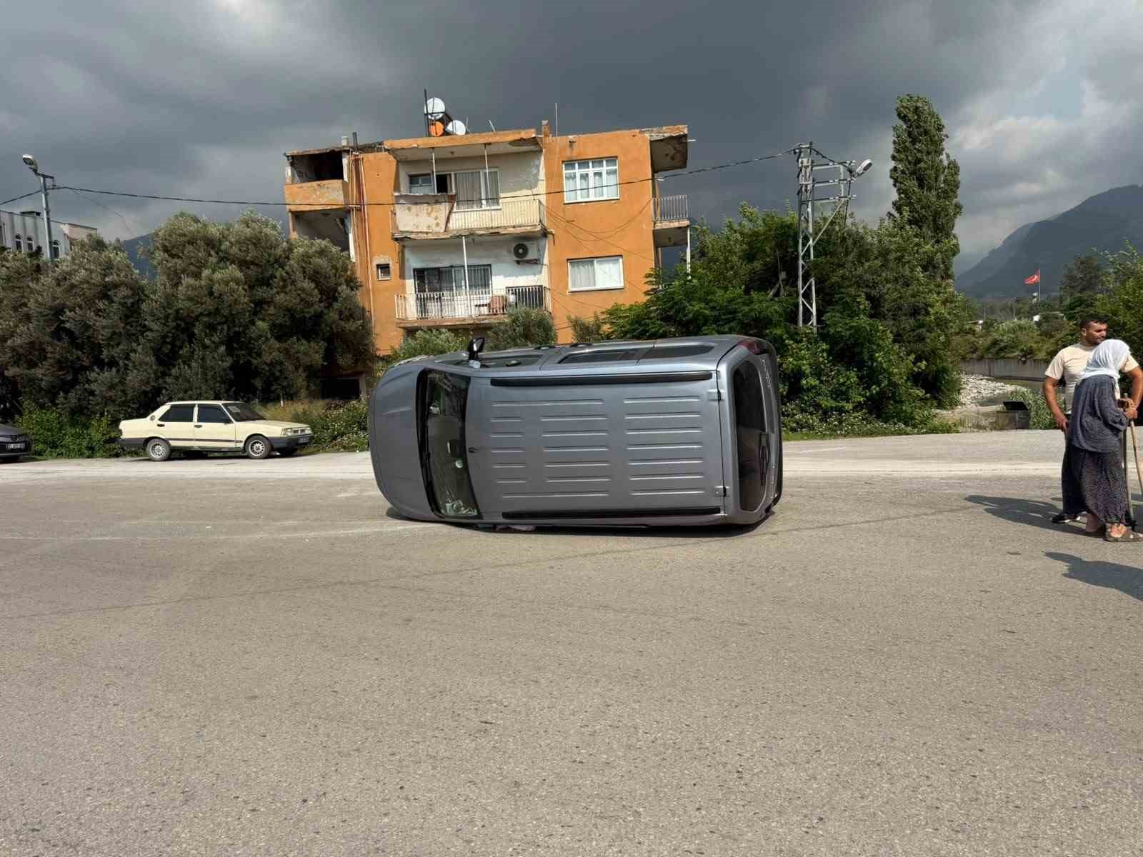Payas’ta çarpışmayla yan yatan otomobilin sürücüsü yaralandı