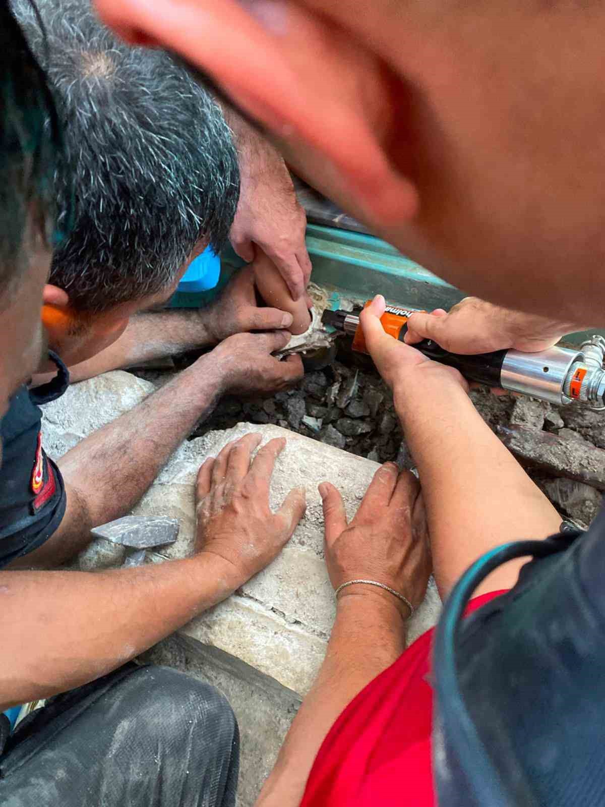 Havuzda kolu sıkışan 4 yaşındaki &ccedil;ocuk kurtarıldı