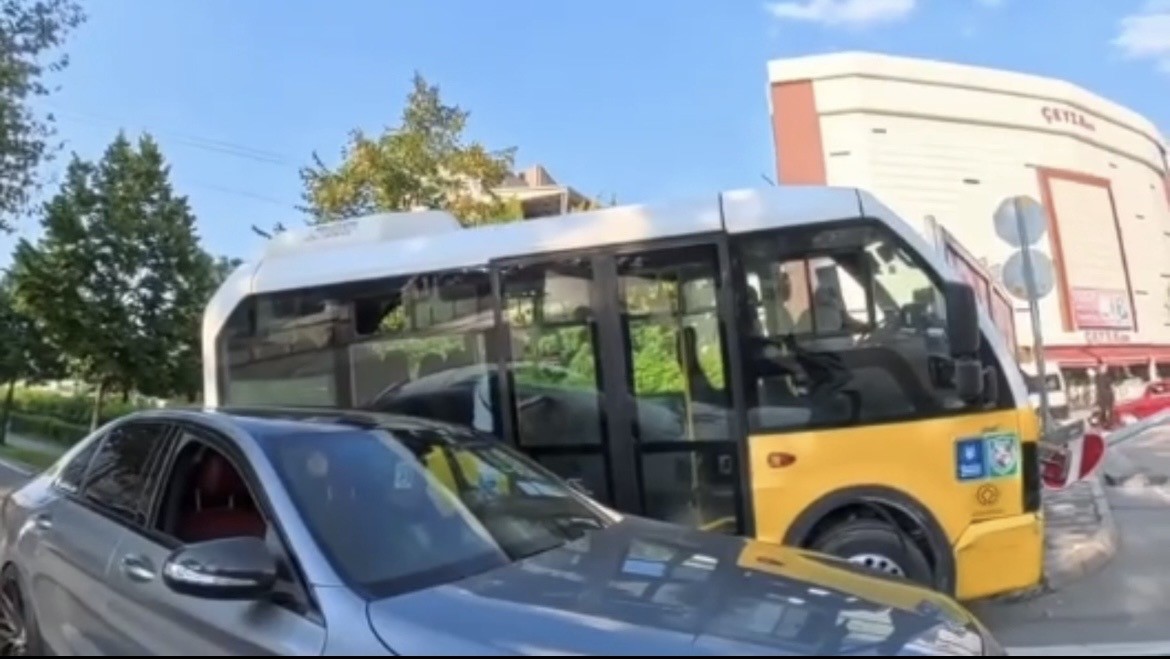 Seyir halindeki halk otob&uuml;s&uuml; direğe &ccedil;arptı: O anlar kamerada