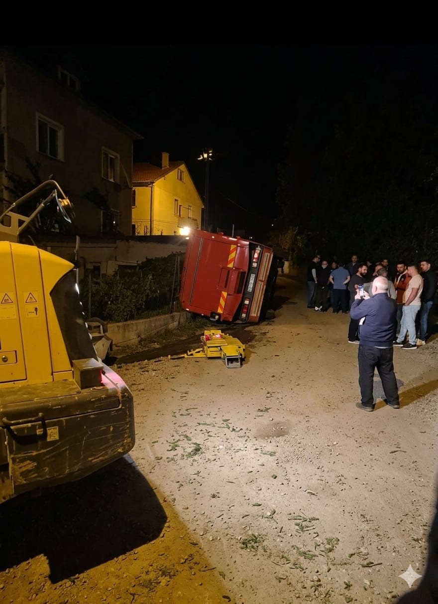 Giresun’da yaş çay yüklü kamyon devrildi