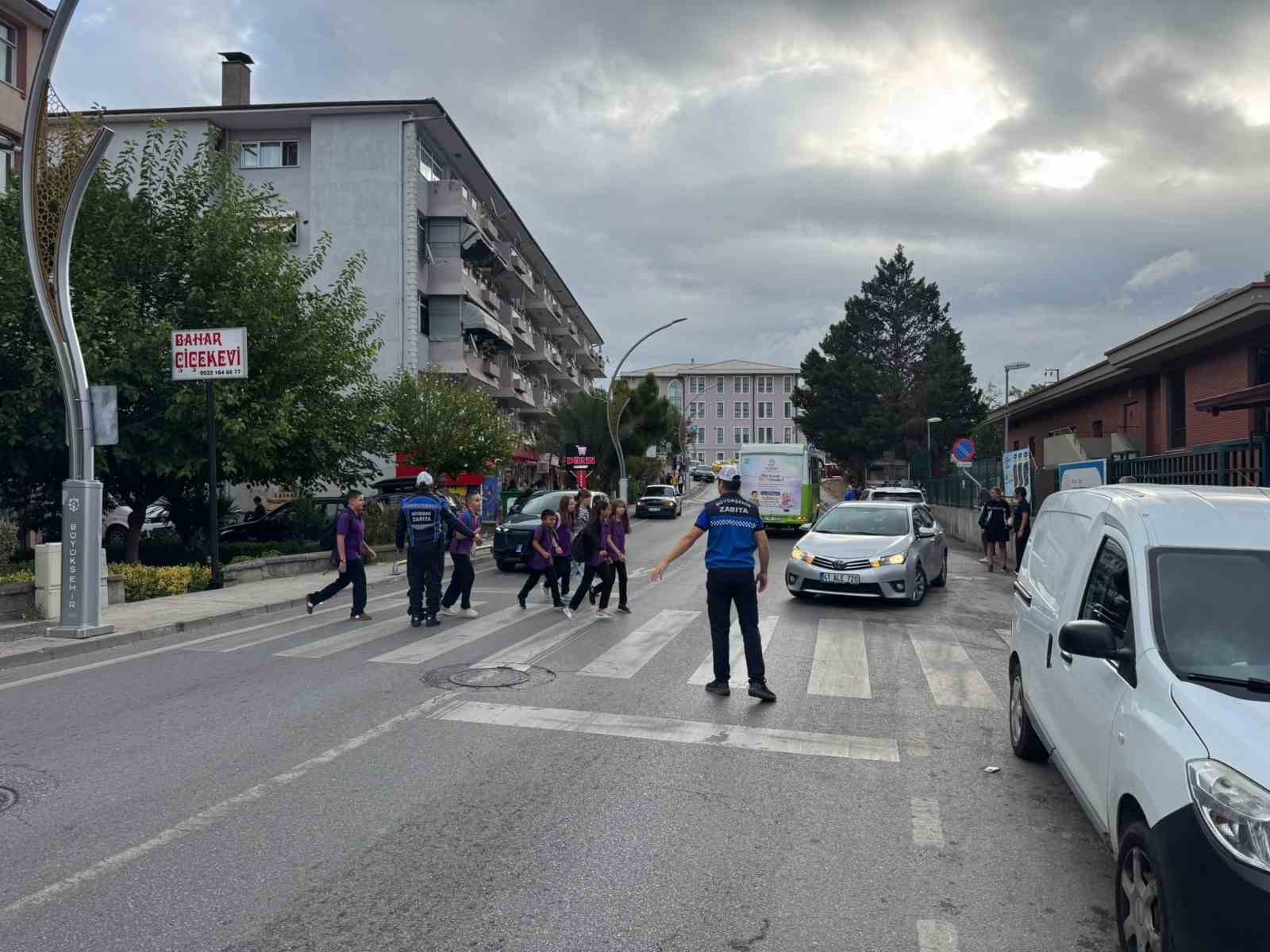 Zabıtadan okul önlerinde tedbir