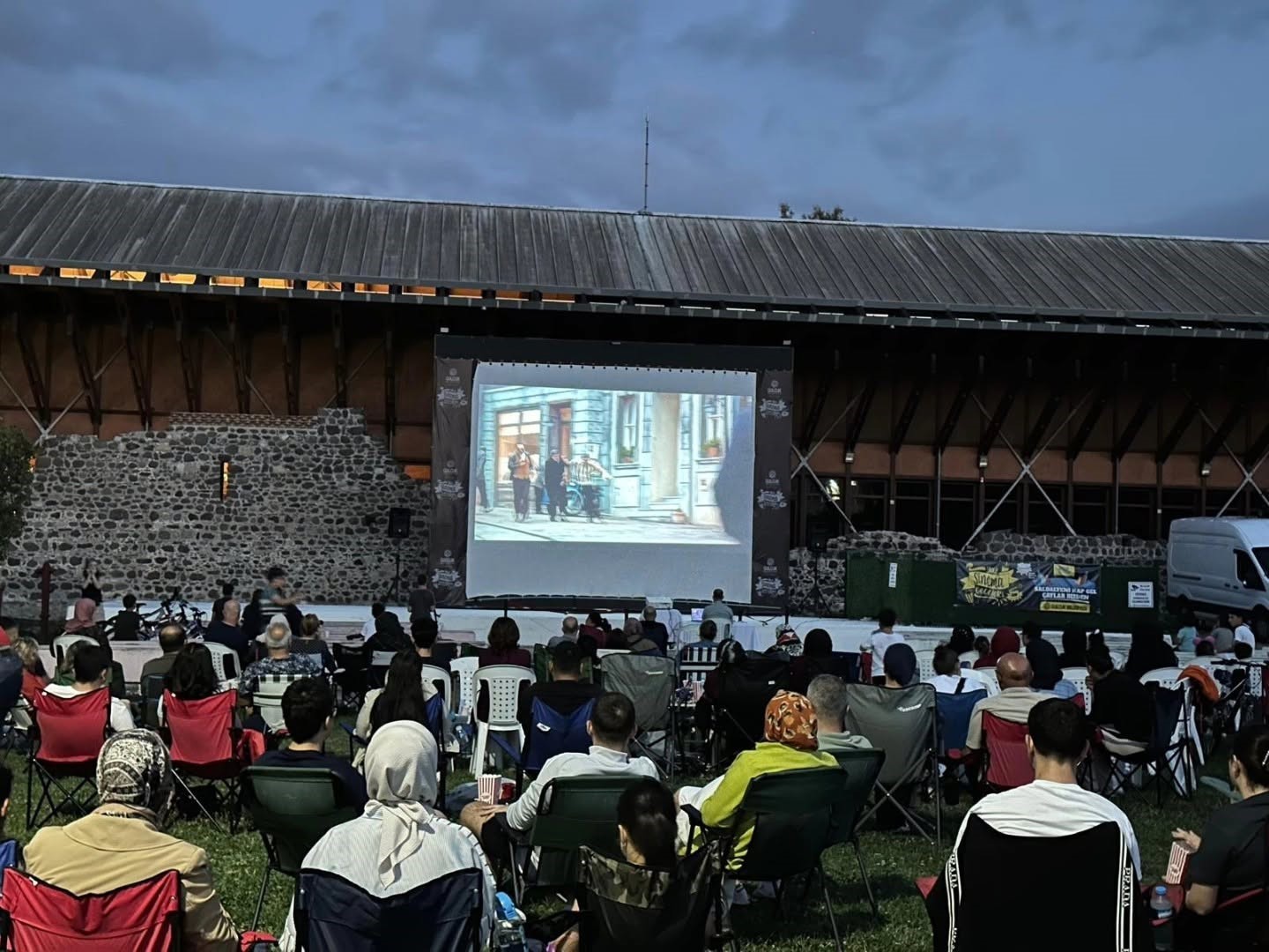 Sandalyeyi kapan açık hava sinemasına koştu