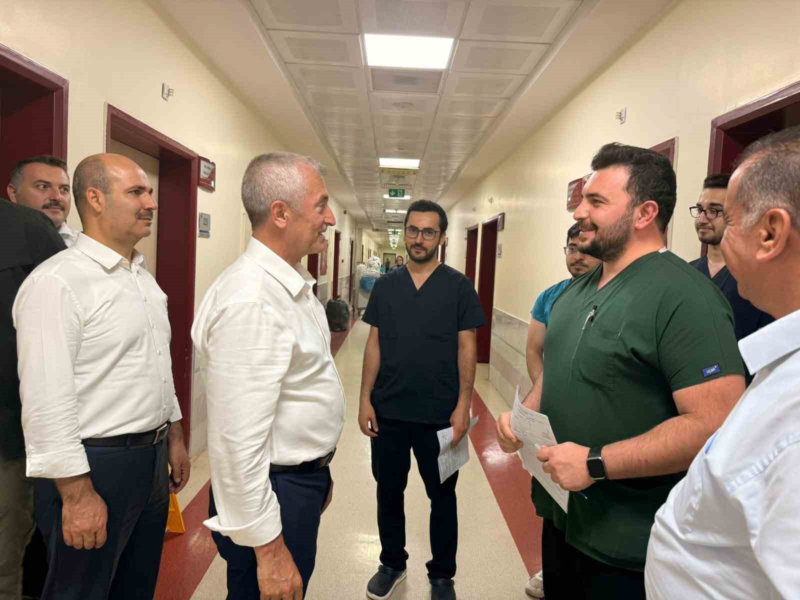 Tahmazoğlu’ndan hastalara moral, sağlık çalışanlarına destek ziyareti