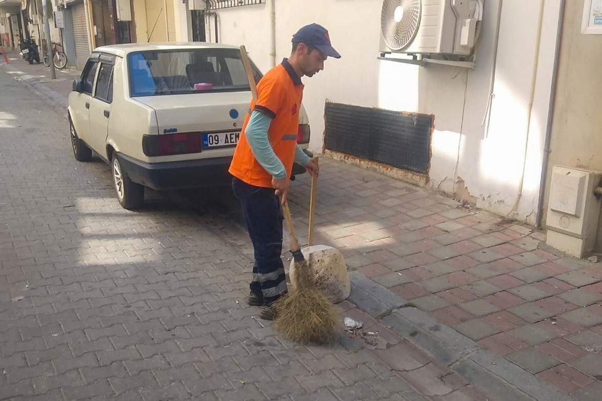 Efeler’de temizlik çalışmaları devam ediyor