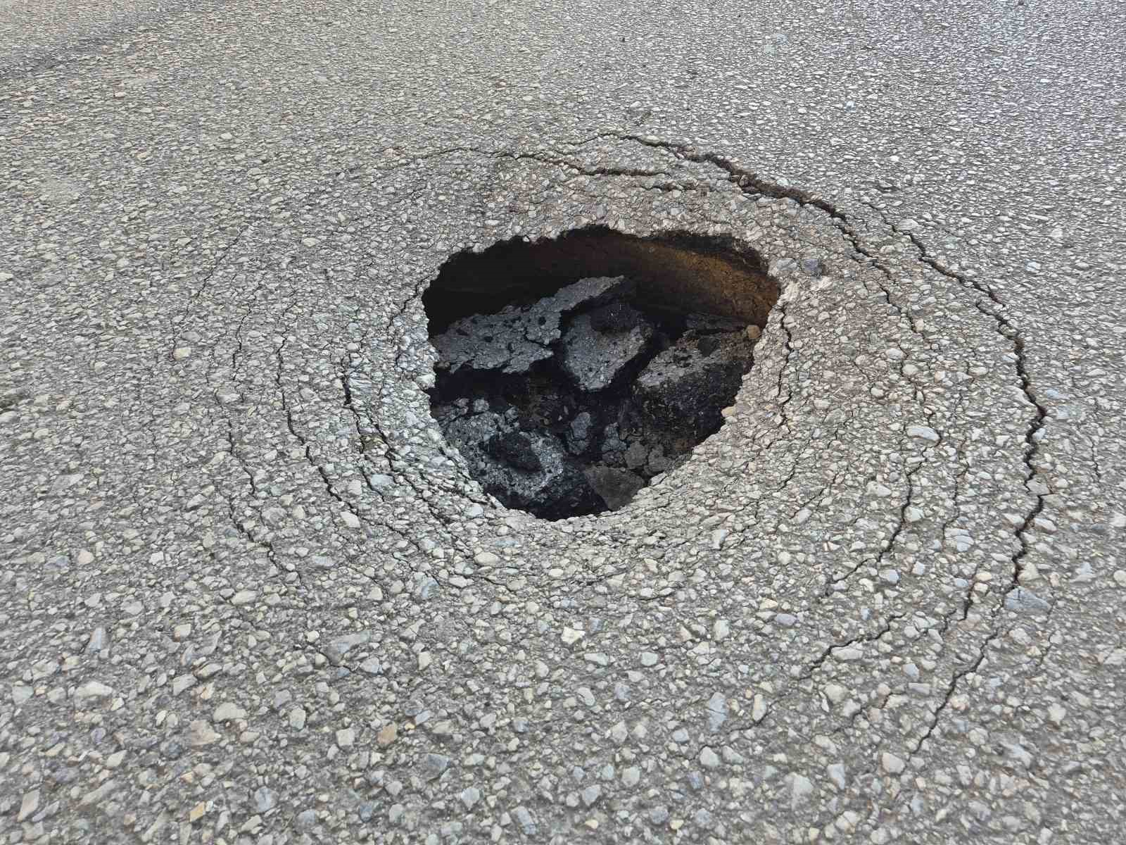 Eskişehir&rsquo;de yol &ccedil;&ouml;kt&uuml;, s&uuml;r&uuml;c&uuml;ler zor anlar yaşadı