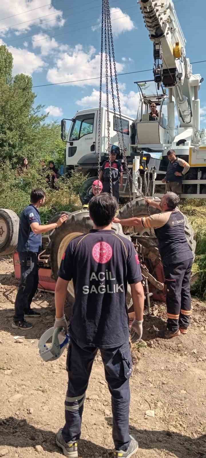 Seyitgazi’de yaşlı adam ters dönen traktörün altında kaldı