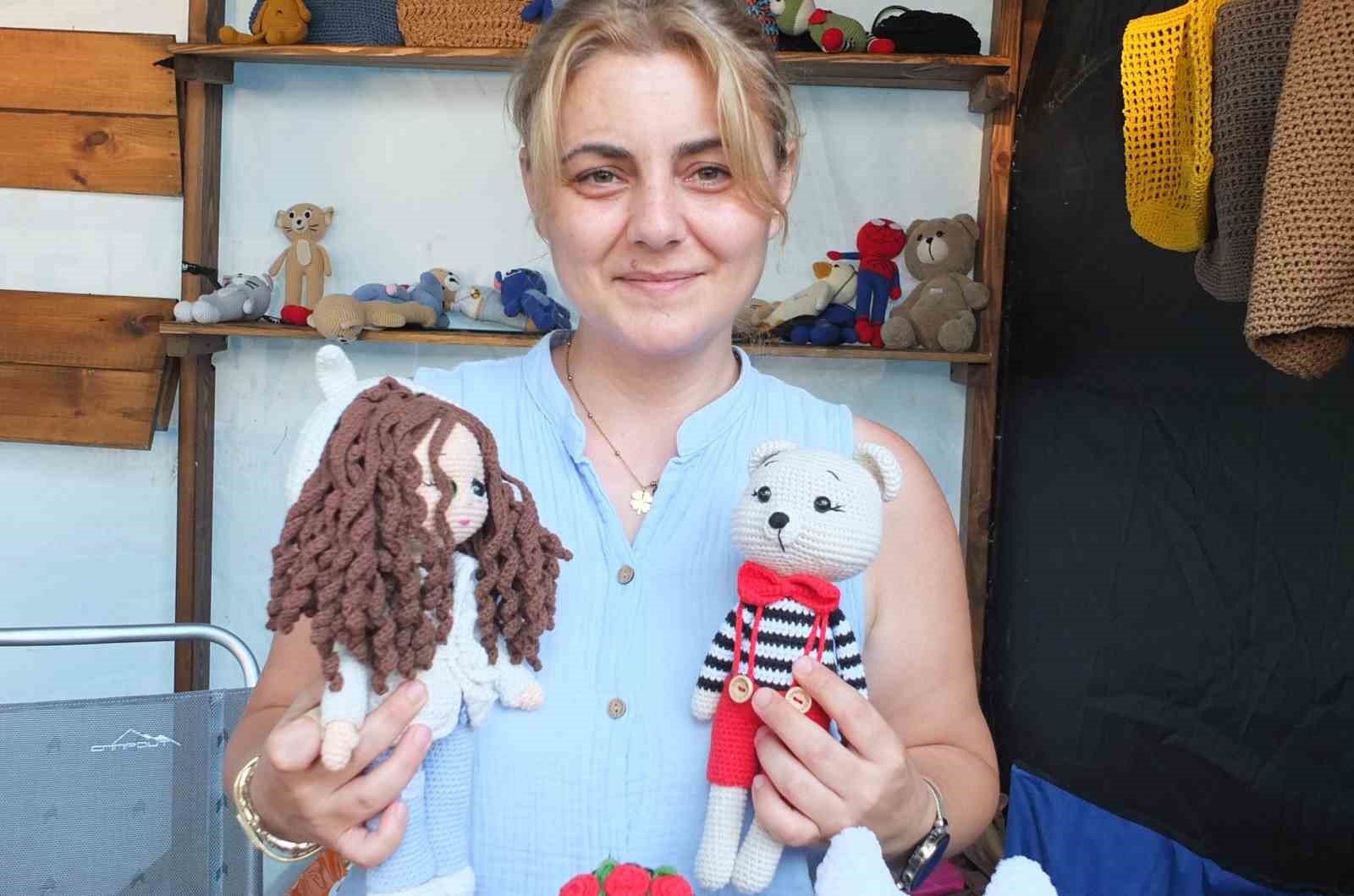 Burhaniye’de Dilek hanımın örgü bebekleri ilgi gördü