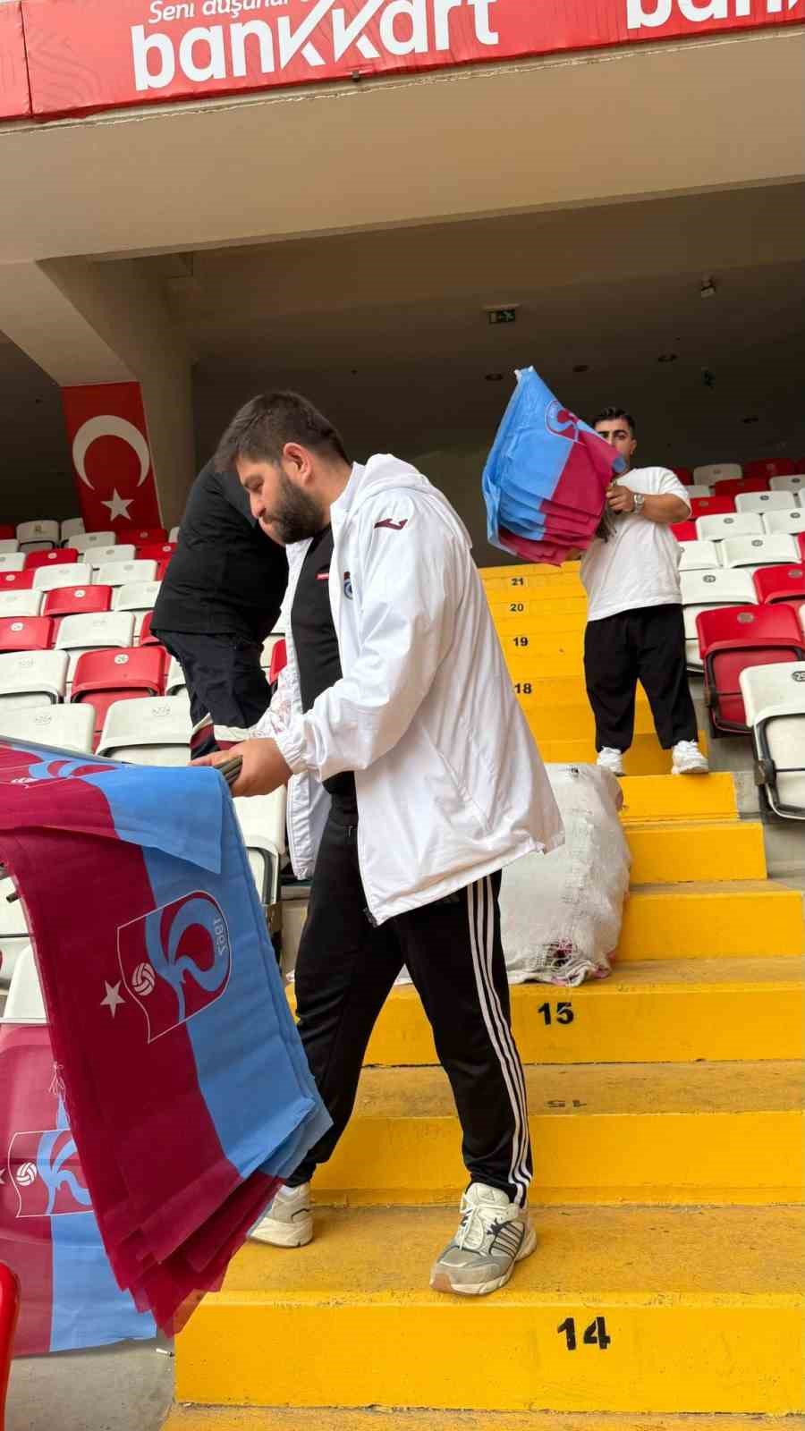 Trabzon B&uuml;y&uuml;kşehir Belediyesi, Antalya Stadyumu&rsquo;nu bayraklarla donattı