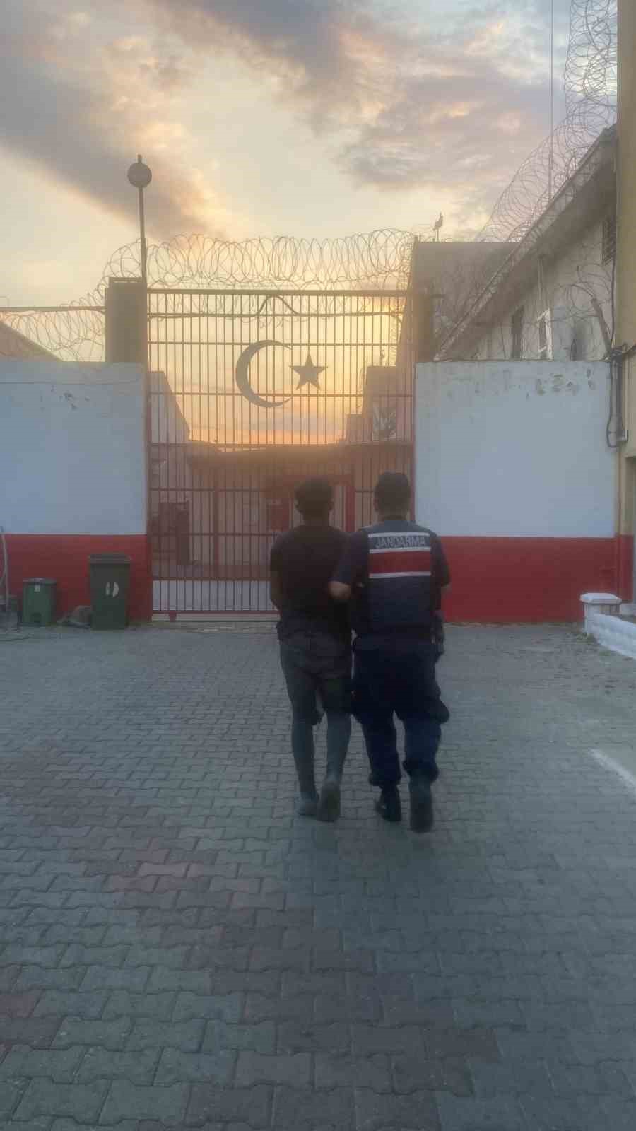 Uyuşturucu ve hırsızlık suçlarından aranan 2 hükümlü yakalandı
