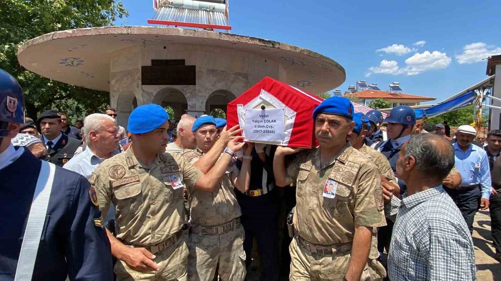 Kazada hayatını kaybeden uzman çavuş, al bayraklı tabutla son yolculuğuna uğurlandı