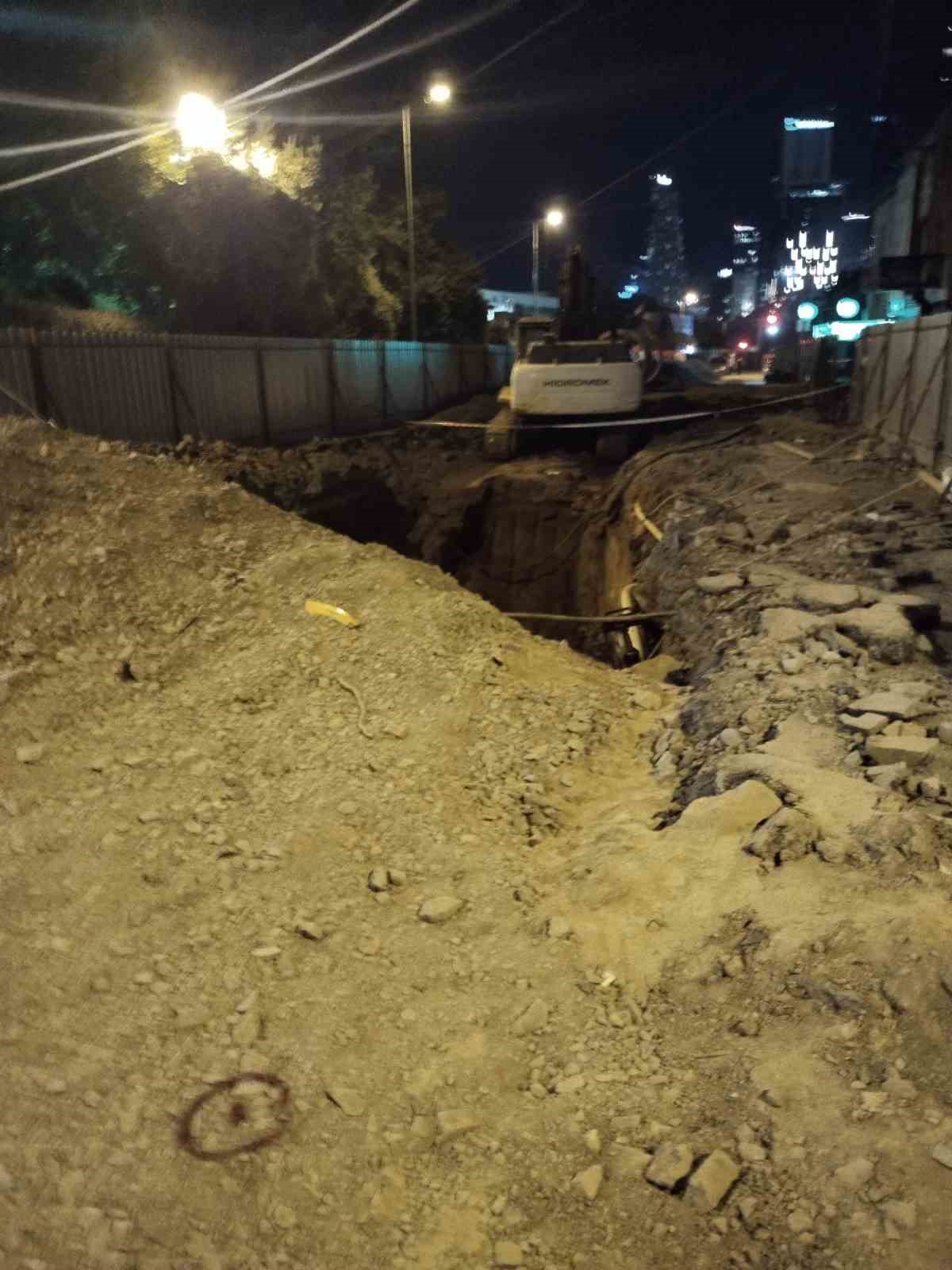 Ataşehir’de kontrolden çıkan taksi çukura girdi