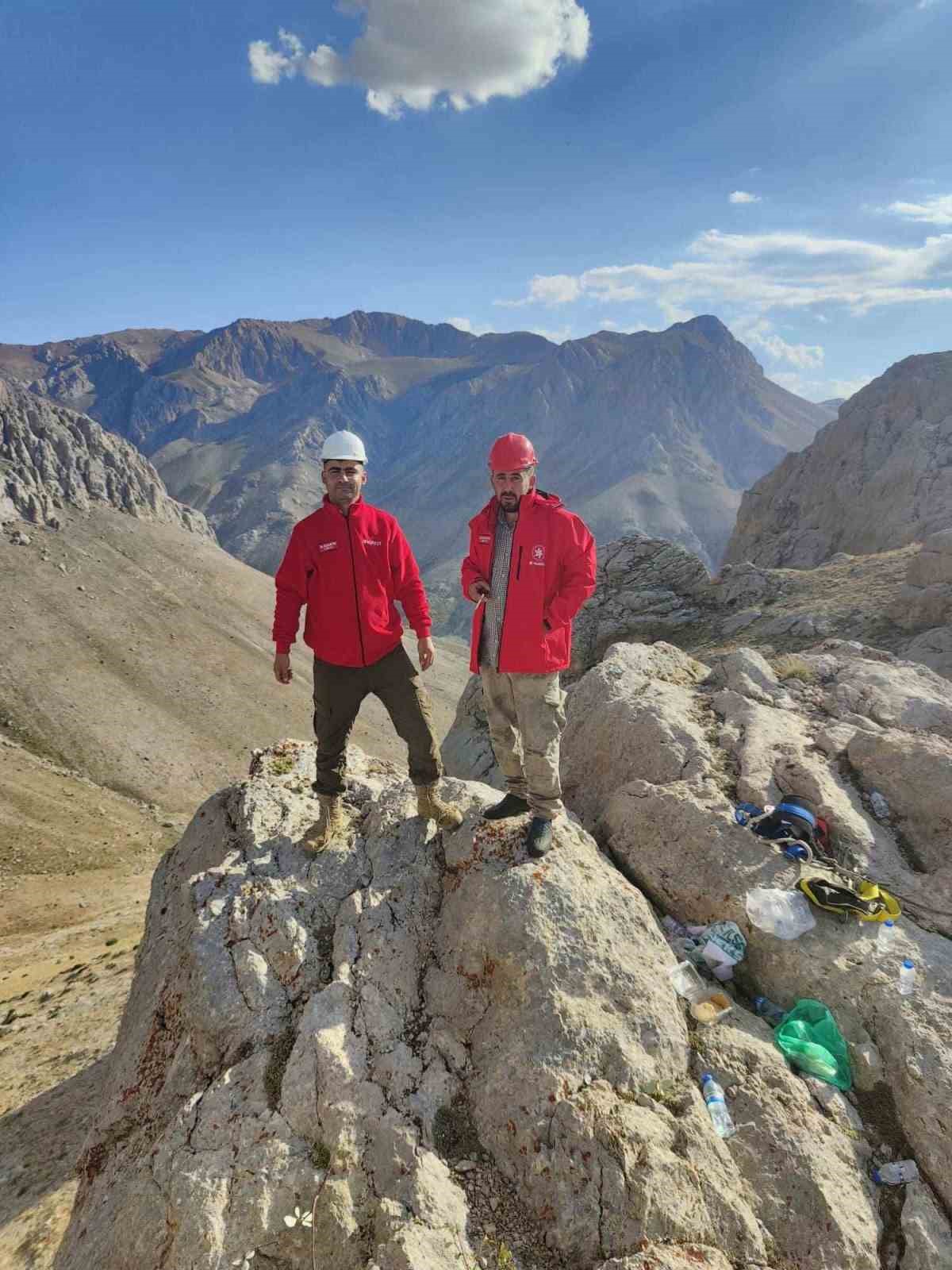 Kayalıklarda mahsur kalan keçiler kurtarıldı