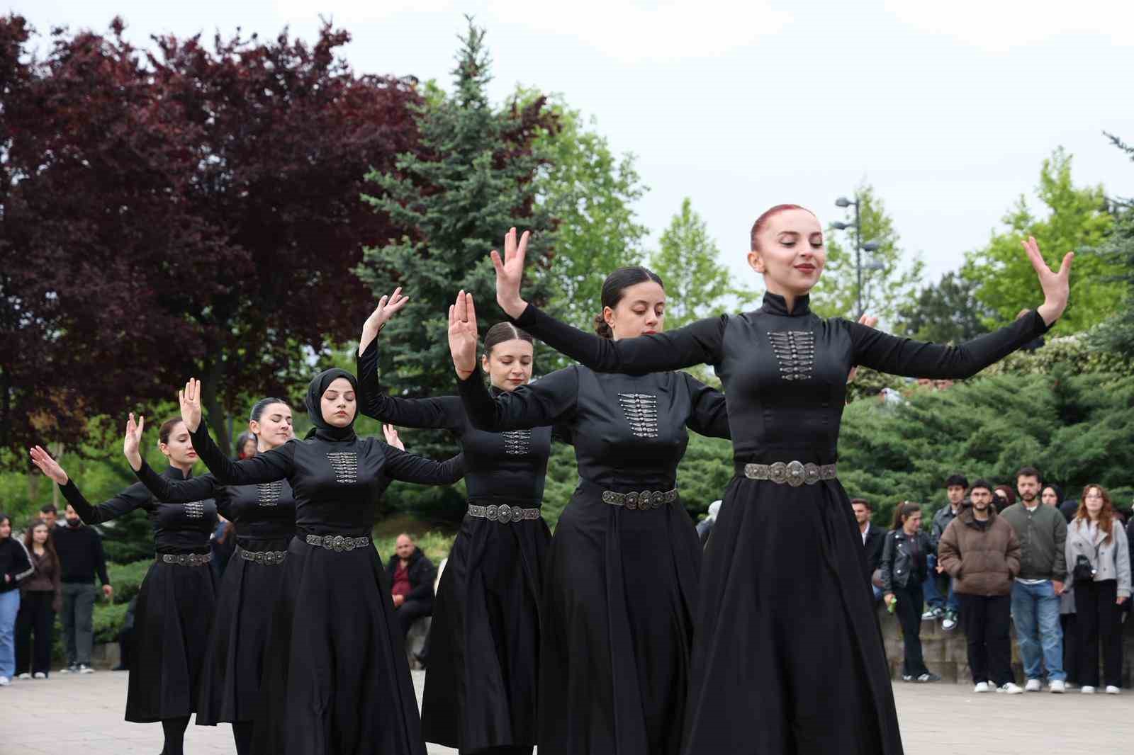 "D&Uuml;Fest 2026" renkli g&ouml;r&uuml;nt&uuml;lere sahne oldu