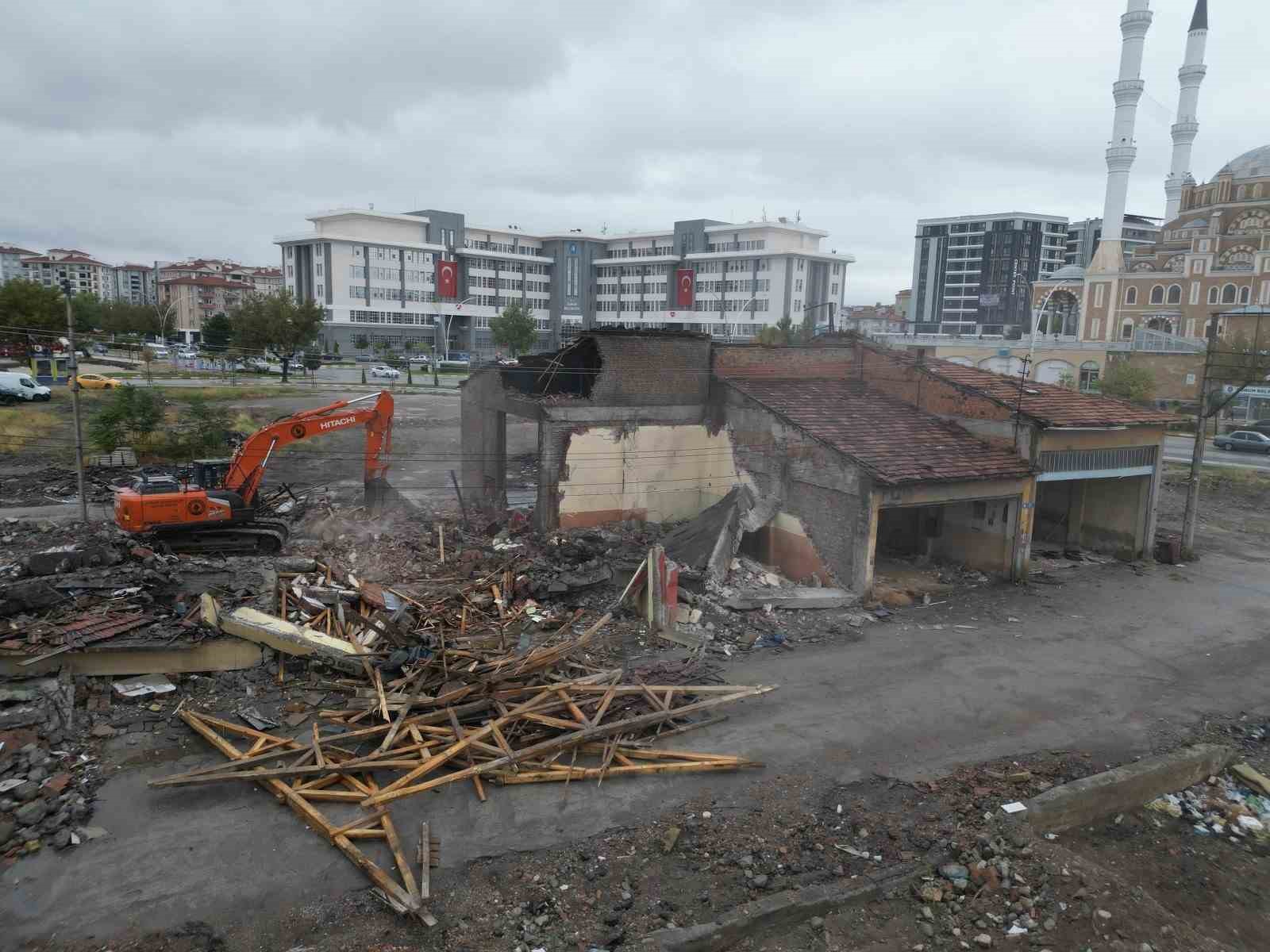 Çorum’da gençleri buluşturacak "Genç Park" Projesi çin yıkım çalışmaları sürüyor
