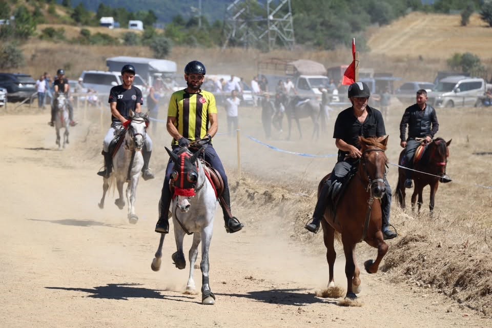 Bolu’da 15’inci geleneksel Rahvan At Yarışları’nda 75 at derece için yarıştı