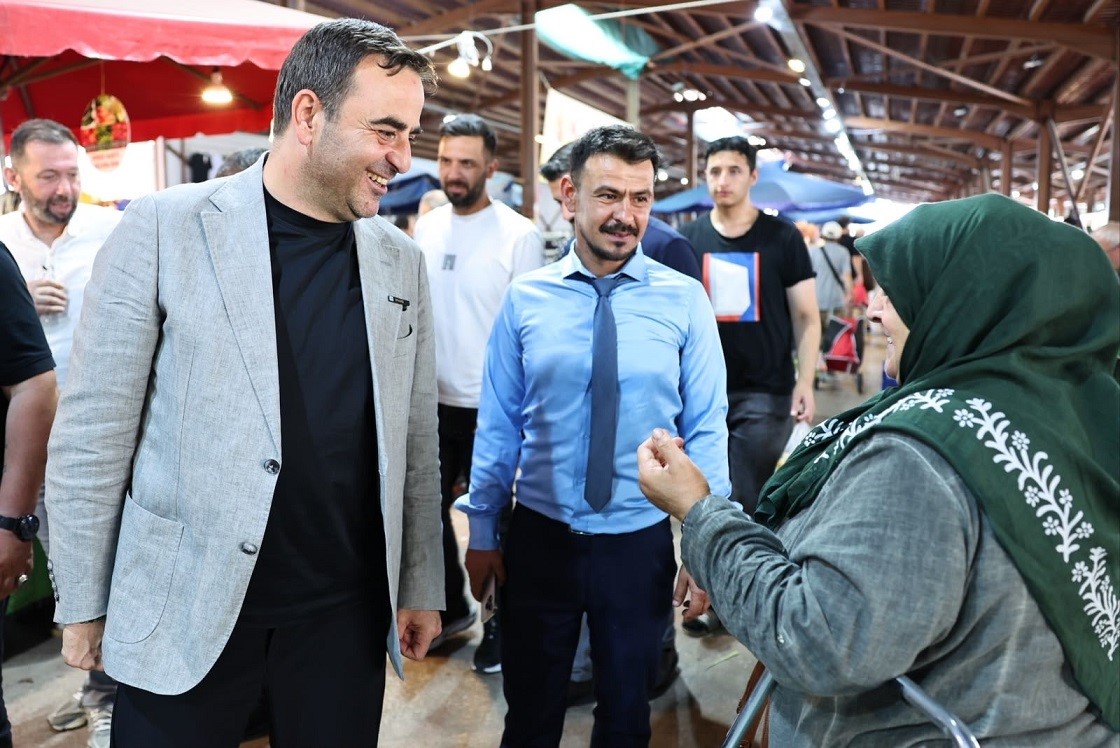 Başkan Özlü’den pazar esnafına aşure ikramı