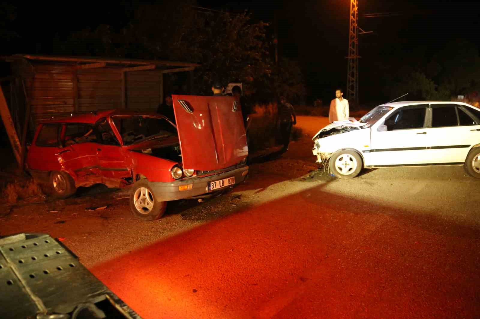 Kastamonu&rsquo;da iki otomobil &ccedil;arpıştı: 8 yaralı