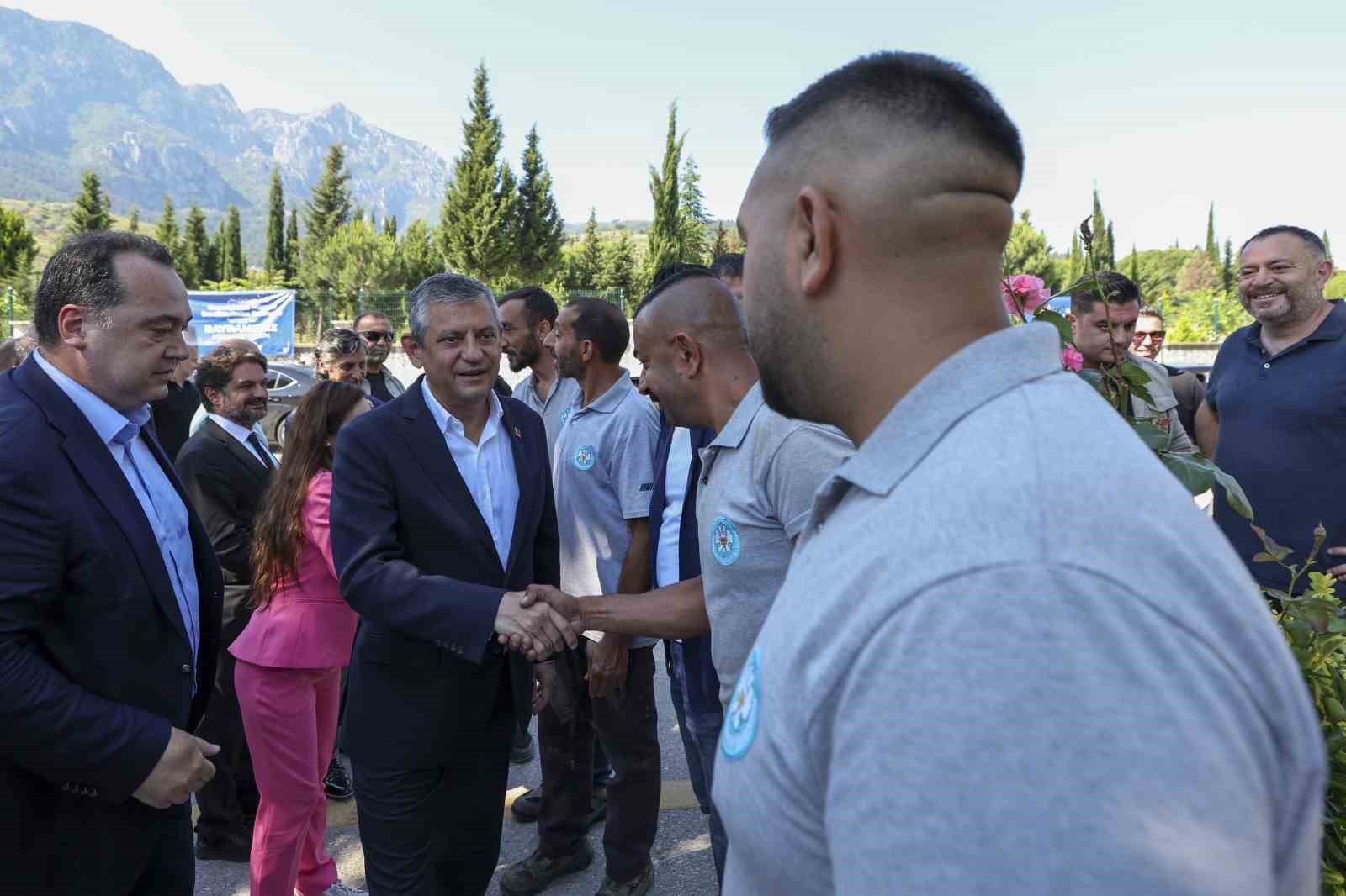 &Ouml;zg&uuml;r &Ouml;zel Manisa&rsquo;da şehitlik ve Ferdi Zeyrek&rsquo;in mezarını ziyaret etti