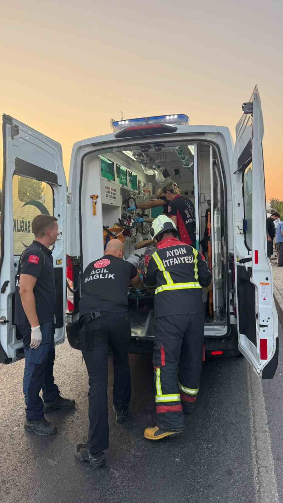 İtfaiye ekipleri genç sürücüyü camdan çıkardı