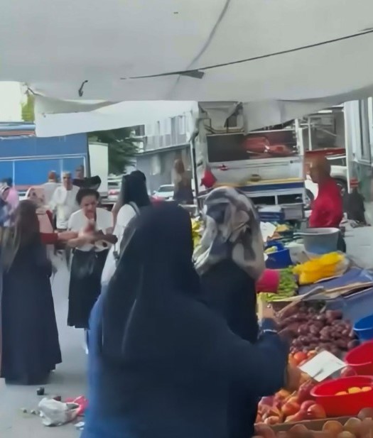 Beyoğlu&rsquo;nda &lsquo;armut&rsquo; se&ccedil;me tartışmasında pazarcı m&uuml;şterinin başına kalas fırlattı: Pazarcı tutuklandı
