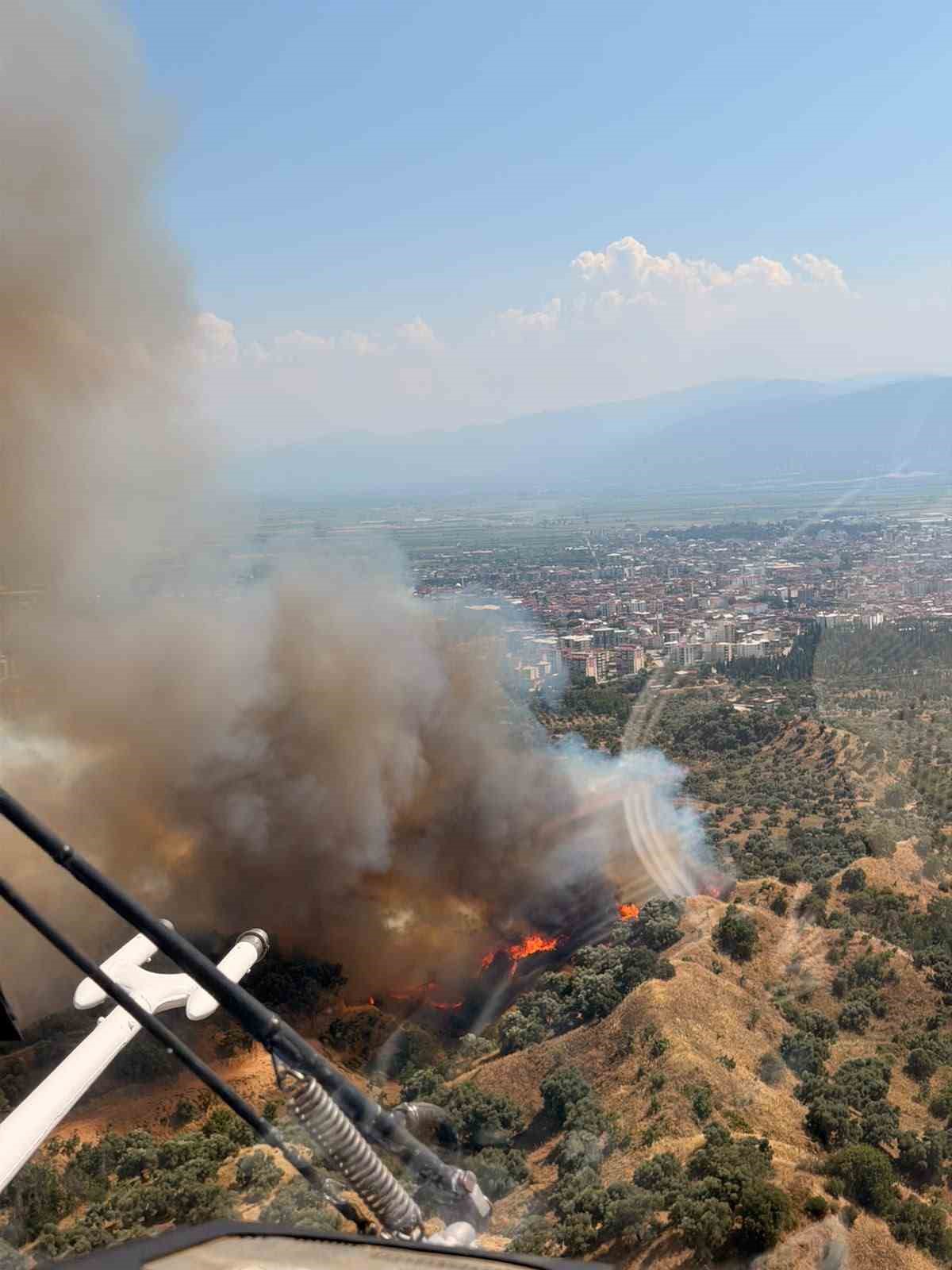 Nazilli&rsquo;deki yangına 4 helikopterle m&uuml;dahale ediliyor