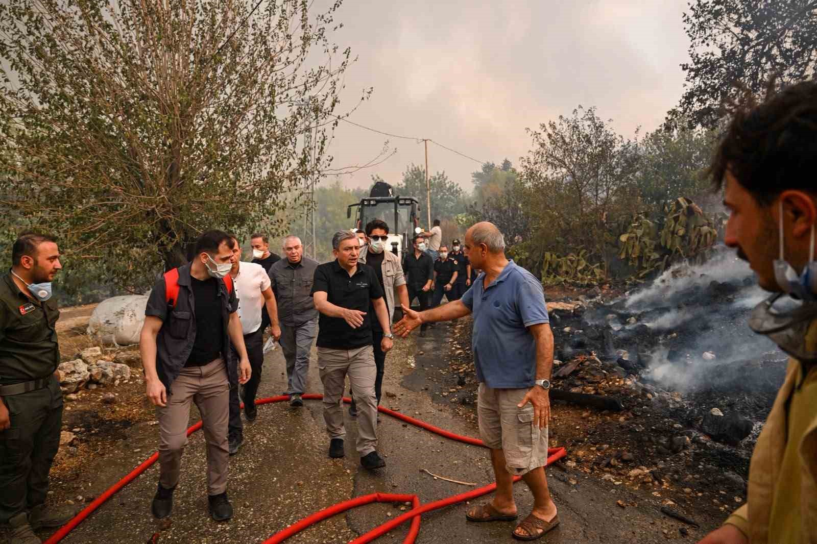 Antalya Valisi Şahin: "Aksu yangını devam ediyor, Kumluca yangınının enerjisi d&uuml;ş&uuml;r&uuml;ld&uuml;"