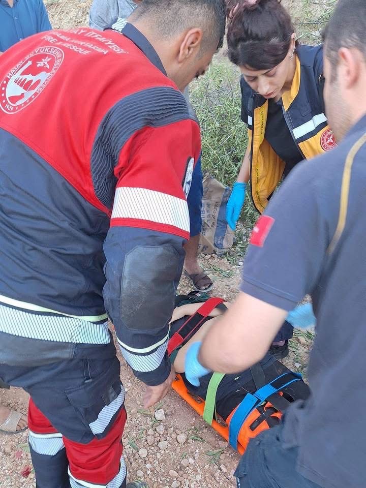 Altınözü’nde devrilen traktörün altında kalan 3 kişi yaralandı
