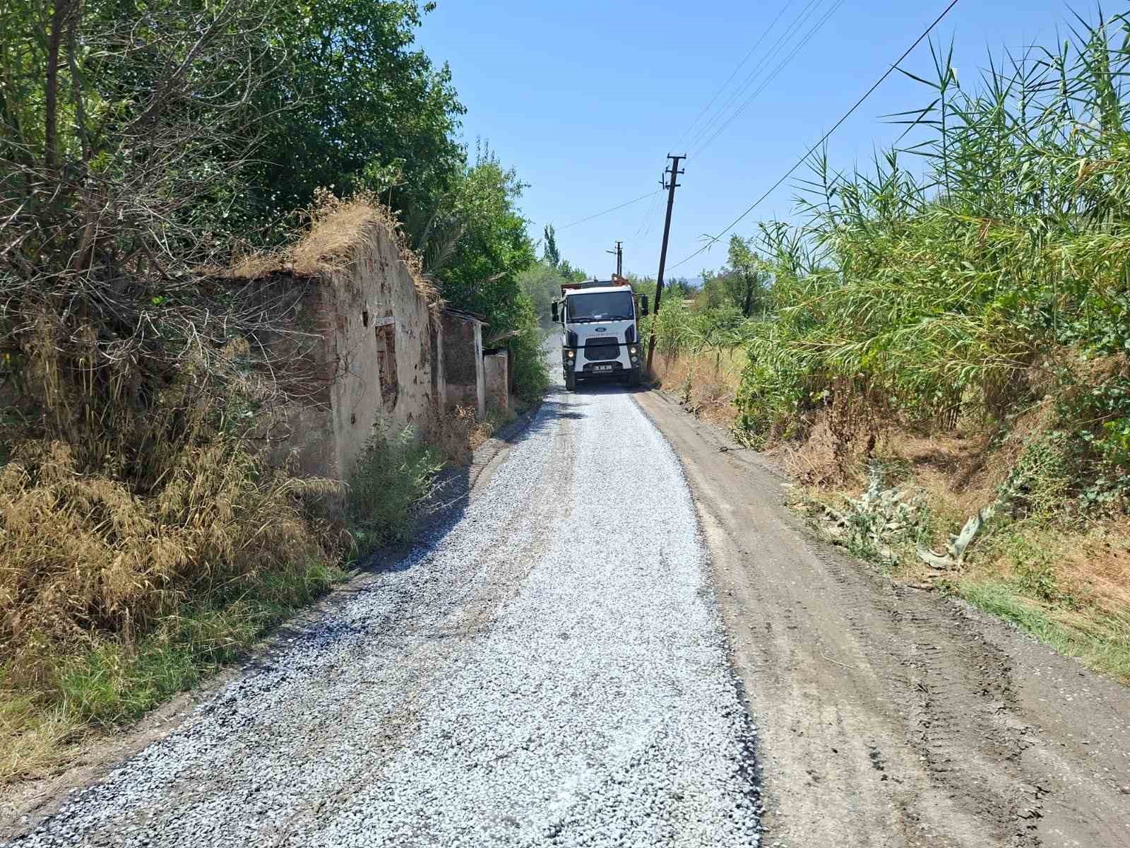 Efeler Belediyesi’nin yol çalışmaları sürüyor